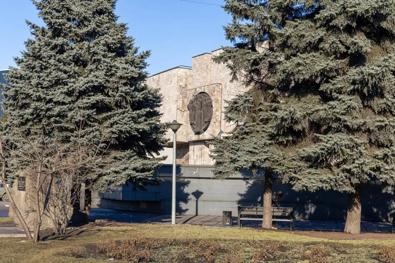 Наслідки нічної атаки БпЛА на Кам’янське: пошкоджені будинки та поранення містянки