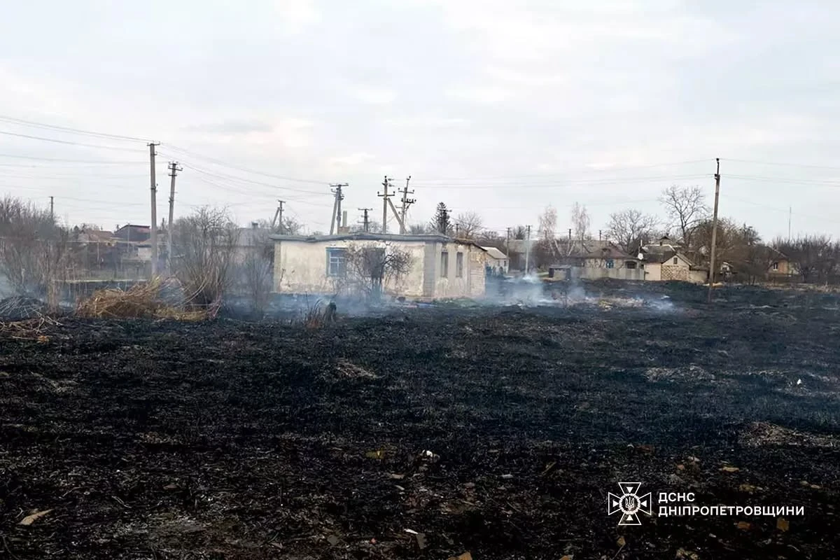 Вогонь з відкритої місцевості ледь не знищив приватне майно у П’ятихатках