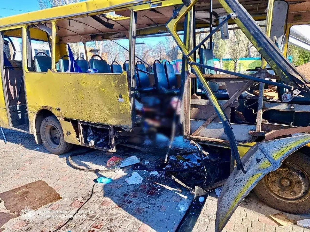 Кривавий рейд на середмістя: у Нікополі ворожий дрон поцілив у маршрутний автобус