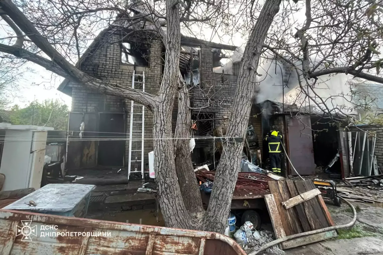 Нічна пожежа на Передовій: у Дніпрі двоповерховий будинок гасили понад три години