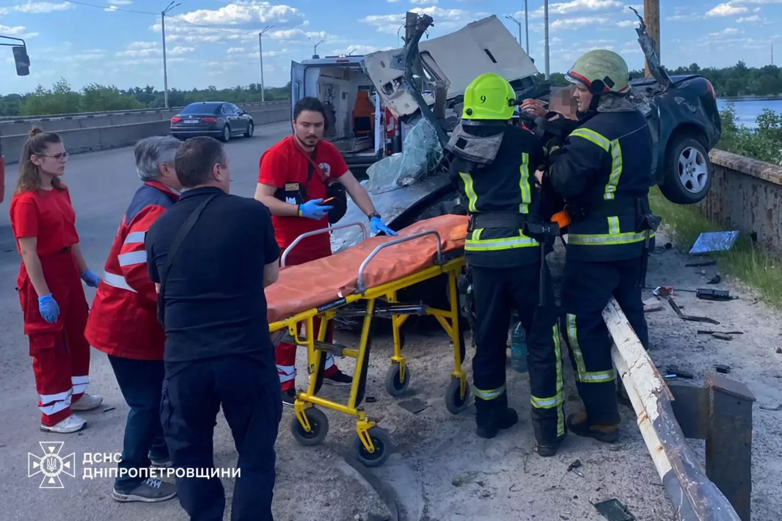 Рятувальна операція у Кам’янському: наслідки зіткнення на мост