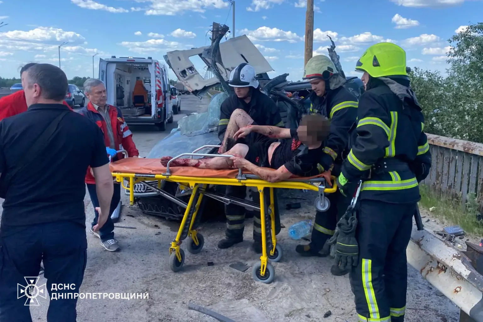 Рятувальна операція у Кам’янському: наслідки зіткнення на мост