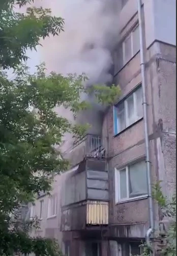 Рятувальники в Кам’янському вивели двох людей з охопленої вогнем багатоповерхівки