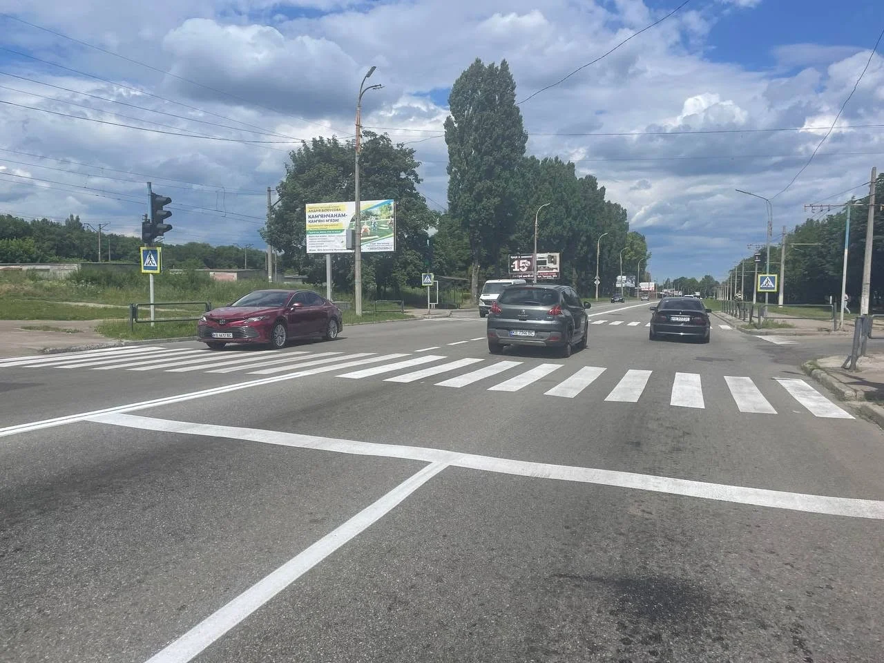 Безпека на дорогах Кам’янського: в місті масово відновлюють розмітку