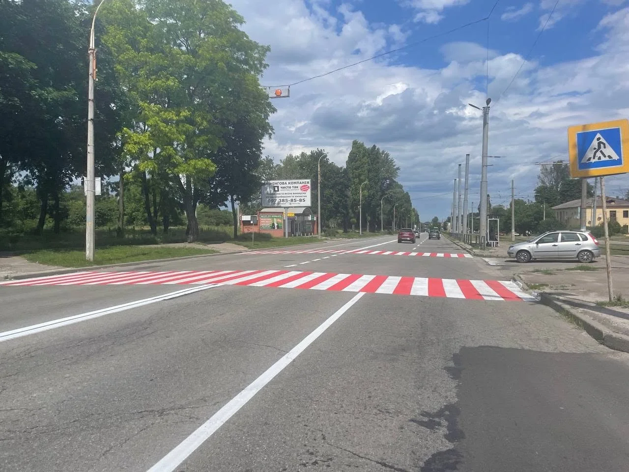 Безпека на дорогах Кам’янського: в місті масово відновлюють розмітку