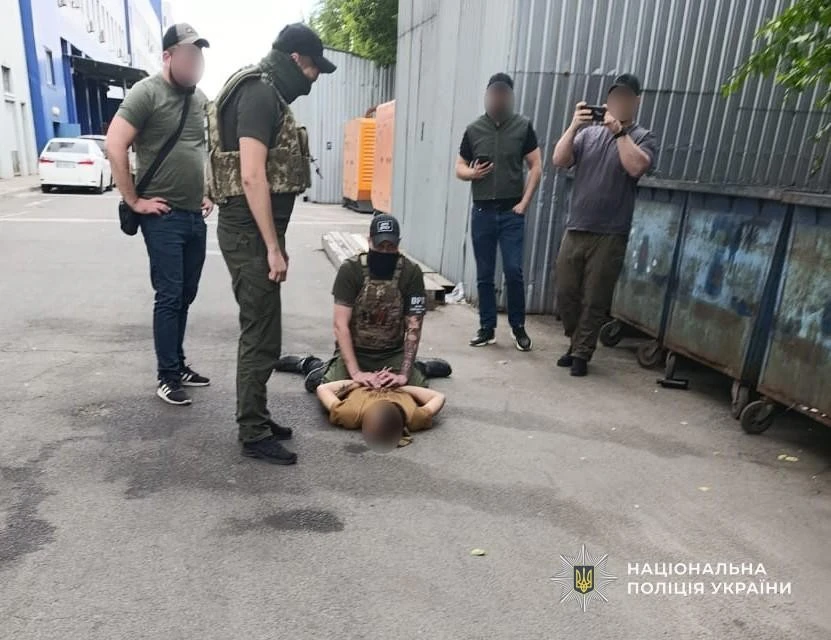 Завдання: На основі статті, яку я надам (URL або текст), створити абсолютно нову новинну публікацію у стилі досвідченого журналіста. Матеріал повинен базуватися виключно на фактах з наданого джерела. ВИМОГИ ДО СТИЛЮ: 🔹 Аналіз ритму оригіналу Перед написанням проаналізуй речення в текстовій частині оригіналу (без розкладу матчів і списків): Визнач кількість слів у кожному реченні та класифікуй: КОРОТКЕ (до 8 слів), СЕРЕДНЄ (9-18 слів), ДОВГЕ (19+ слів). Зафіксуй скільки коротких, середніх, довгих речень в оригіналі, а також довжину найкоротшого і найдовшого речення. 🔹 Відтворення ритму Пиши нову статтю так, щоб: Кількість коротких/середніх/довгих речень була ±1 від оригіналу. Найкоротше речення було не довшим за найкоротше в оригіналі. Найдовше не перевищувало найдовше в оригіналі більше ніж на 3 слова. У кожному абзаці було мінімум одне коротке речення (до 7 слів), навіть якщо в оригінальному абзаці його не було. Не більше двох речень підряд починалися однаковою конструкцією (“Поки…”, “Водночас…”, “Паралельно…” тощо). Після написання звір розподіл речень своєї статті з оригіналом. Якщо значно відрізняється – перепиши. 🔹 Приклади ритму Правильний ритм: “Шалена гольова перестрілка. Київське «Динамо» вирвало перемогу у «Кривбасу» з рахунком 6:5 – одинадцять м’ячів за матч стали головною сенсацією туру. Це сталося в неділю в Кривому Розі.” Неправильний ритм (так писати не можна): “Київське «Динамо» в неймовірному за напругою матчі зуміло вирвати перемогу у «Кривбасу» з рахунком 6:5, що стало центральною подією туру, який тривав з 24 по 27 квітня.” Обов’язковий крок перед написанням Перш ніж почати писати, виконай у думці та