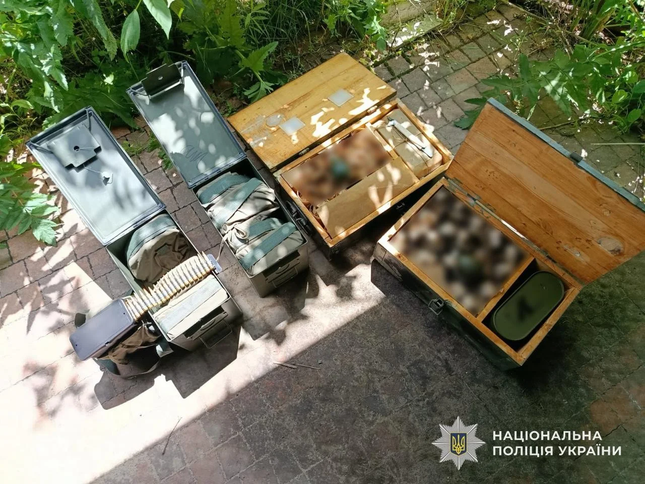 Завдання: На основі статті, яку я надам (URL або текст), створити абсолютно нову новинну публікацію у стилі досвідченого журналіста. Матеріал повинен базуватися виключно на фактах з наданого джерела.  ВИМОГИ ДО СТИЛЮ: 🔹 Аналіз ритму оригіналу Перед написанням проаналізуй речення в текстовій частині оригіналу (без розкладу матчів і списків): Визнач кількість слів у кожному реченні та класифікуй: КОРОТКЕ (до 8 слів), СЕРЕДНЄ (9-18 слів), ДОВГЕ (19+ слів). Зафіксуй скільки коротких, середніх, довгих речень в оригіналі, а також довжину найкоротшого і найдовшого речення. 🔹 Відтворення ритму Пиши нову статтю так, щоб: Кількість коротких/середніх/довгих речень була ±1 від оригіналу. Найкоротше речення було не довшим за найкоротше в оригіналі. Найдовше не перевищувало найдовше в оригіналі більше ніж на 3 слова. У кожному абзаці було мінімум одне коротке речення (до 7 слів), навіть якщо в оригінальному абзаці його не було. Не більше двох речень підряд починалися однаковою конструкцією (“Поки…”, “Водночас…”, “Паралельно…” тощо). Після написання звір розподіл речень своєї статті з оригіналом. Якщо значно відрізняється – перепиши. 🔹 Приклади ритму Правильний ритм: “Шалена гольова перестрілка. Київське «Динамо» вирвало перемогу у «Кривбасу» з рахунком 6:5 – одинадцять м’ячів за матч стали головною сенсацією туру. Це сталося в неділю в Кривому Розі.” Неправильний ритм (так писати не можна): “Київське «Динамо» в неймовірному за напругою матчі зуміло вирвати перемогу у «Кривбасу» з рахунком 6:5, що стало центральною подією туру, який тривав з 24 по 27 квітня.”  Обов’язковий крок перед написанням Перш ніж почати писати, виконай у думці та