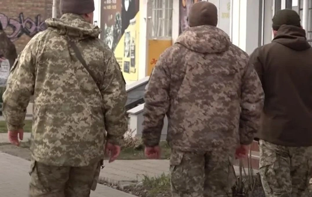 Помилка ціною у вирок: у Кам’янському напали на чоловіків, переплутавши їх із ТЦК