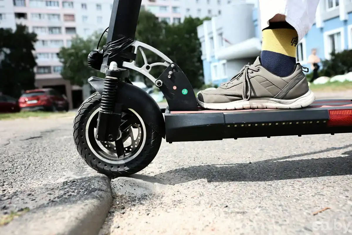 Потрійна ДТП на одному самокаті: підлітки потрапили під колеса авто на Дніпропетровщині