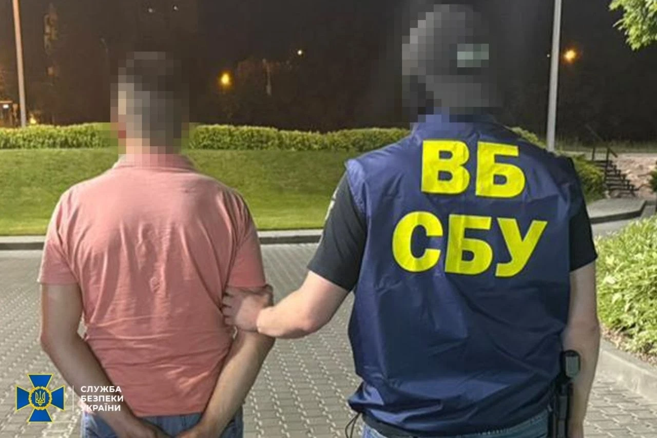 Хабар за лояльність спецслужб: на Дніпропетровщині топменеджер держхімзаводу намагався відкупитися від підозри у держзрад