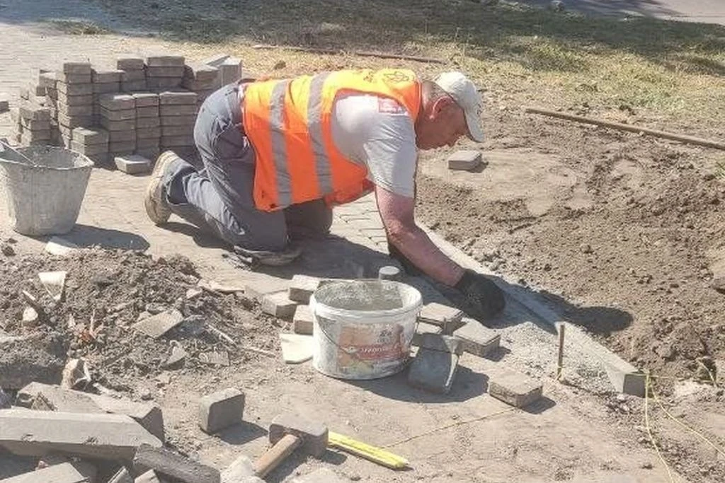 Безпечні прогулянки в центрі: у Кам’янському оновлюють пішохідну зону популярного скверу