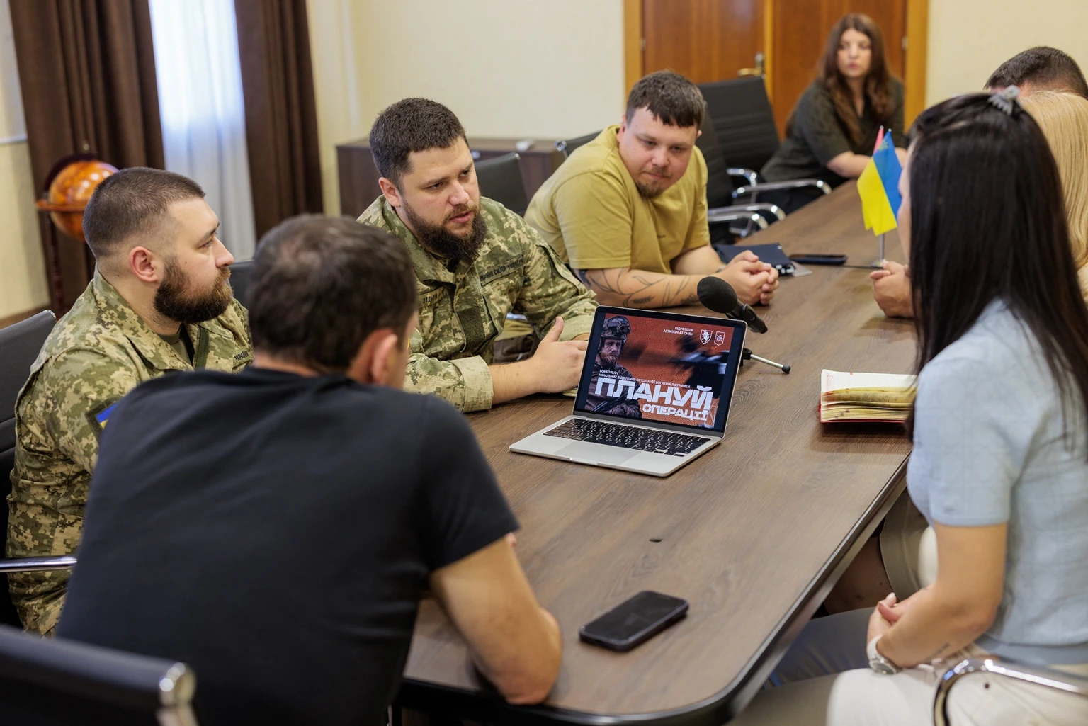 Підтримка фронту: Андрій Білоусов зустрівся з керівництвом підрозділу «Вогняний Рій»