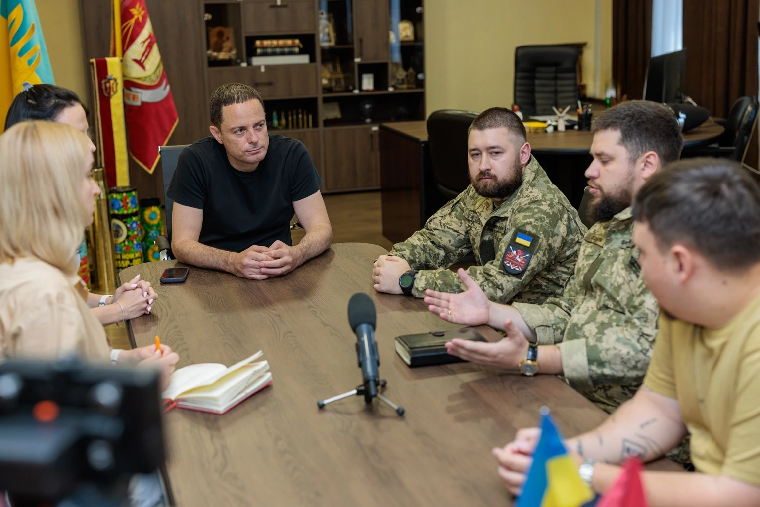 Підтримка фронту: Андрій Білоусов зустрівся з керівництвом підрозділу «Вогняний Рій»