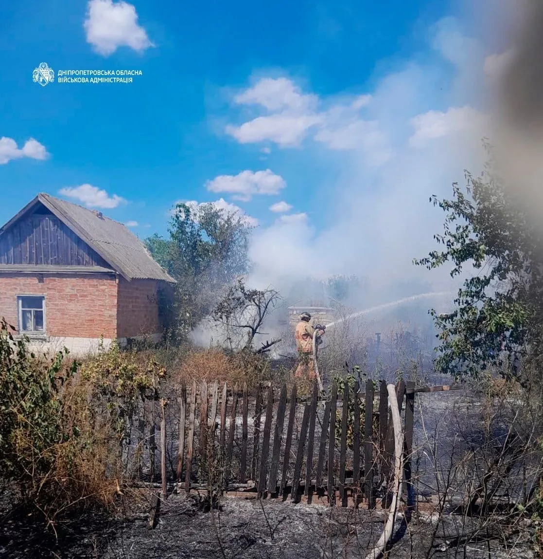Смертельні удари по Дніпропетровщині: росіяни вбили пенсіонера та поранили трьох надзвичайників