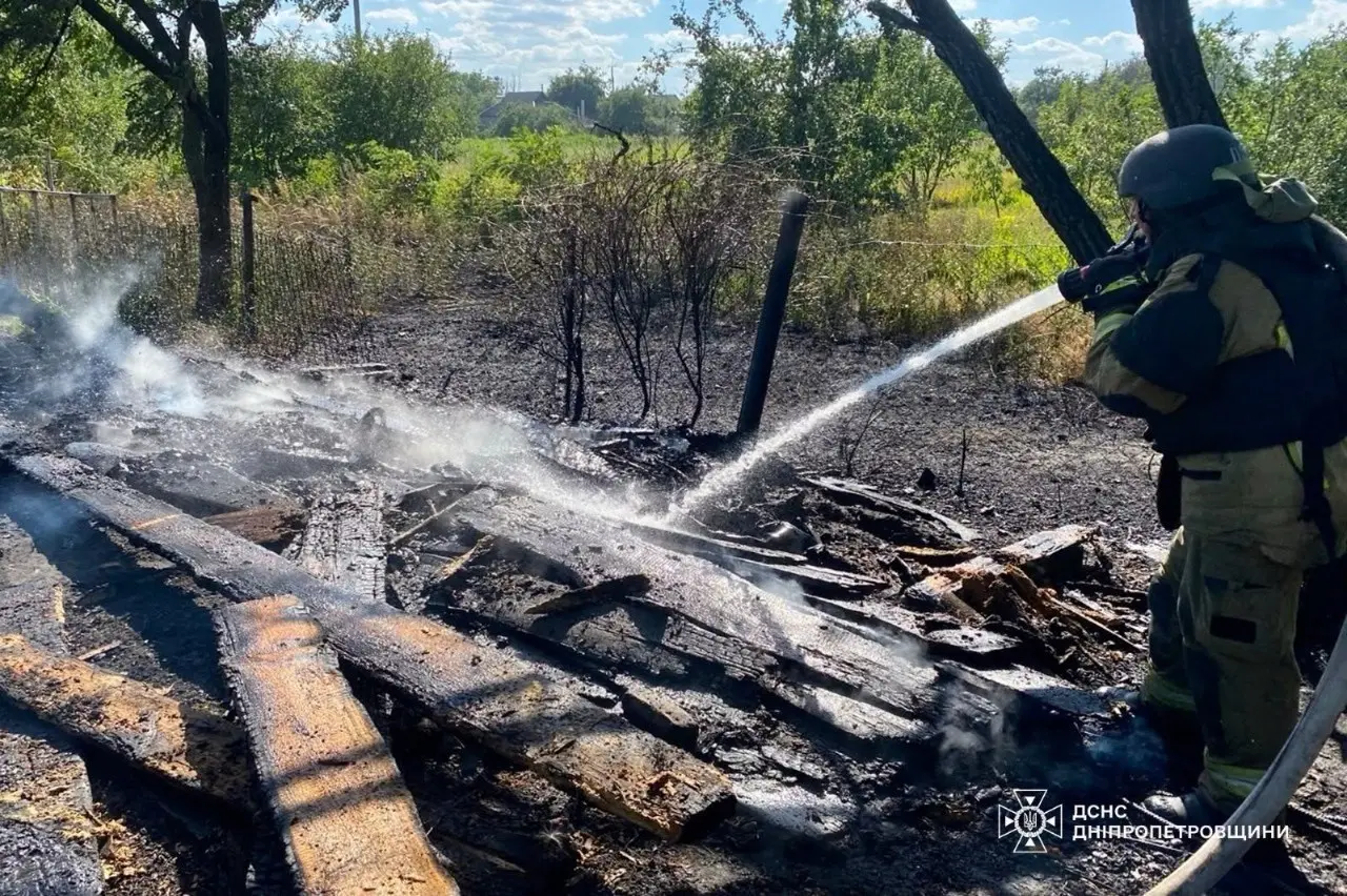 Смертельні удари по Дніпропетровщині: росіяни вбили пенсіонера та поранили трьох надзвичайників